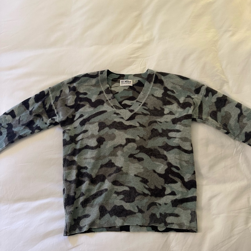 27 Miles Malibu Cashmere V Neck Sweater in Blue Camo